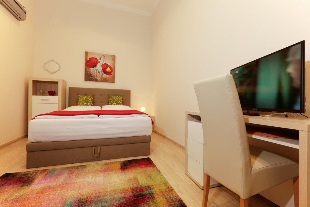 Apartment Poppy Bedroom with TV