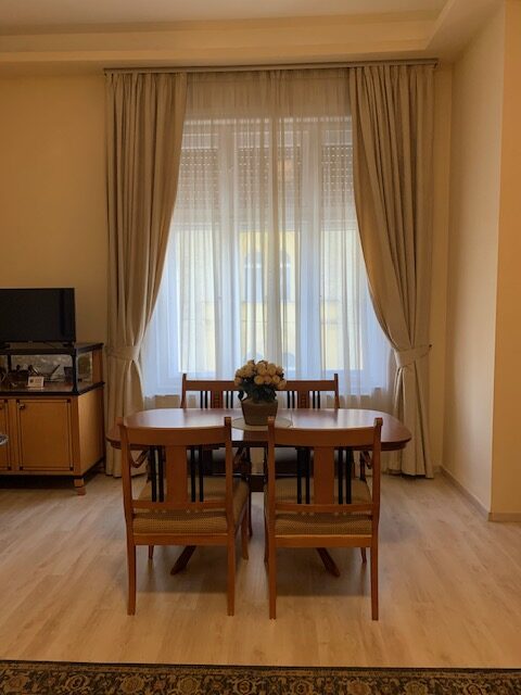 King-Kongs Luxury Cave dining table