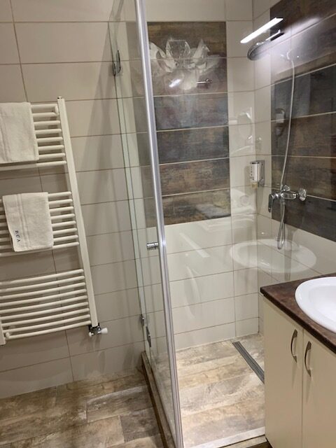 King-Kongs Luxury Cave bathroom