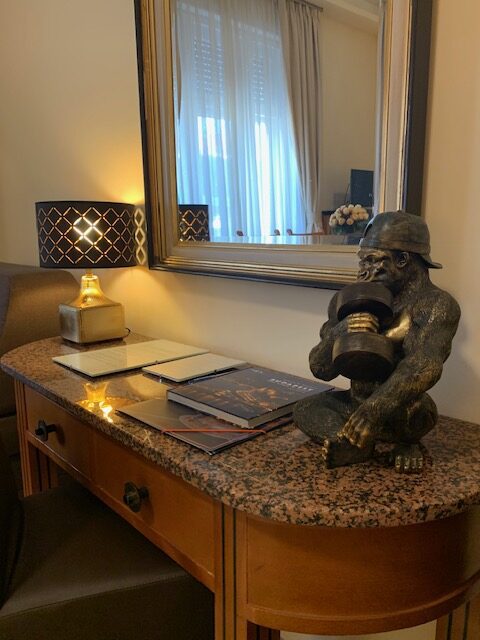 King-Kongs Luxury Cave table